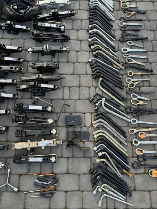 Домкрати оригінальні для автомобілів VW Fiat Skoda Toyota Renault інші