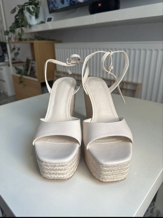 Espadryle na koturnie Stradivarius