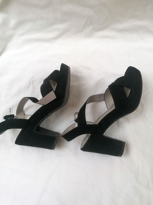 Sandálias Pretas de Salto Alto