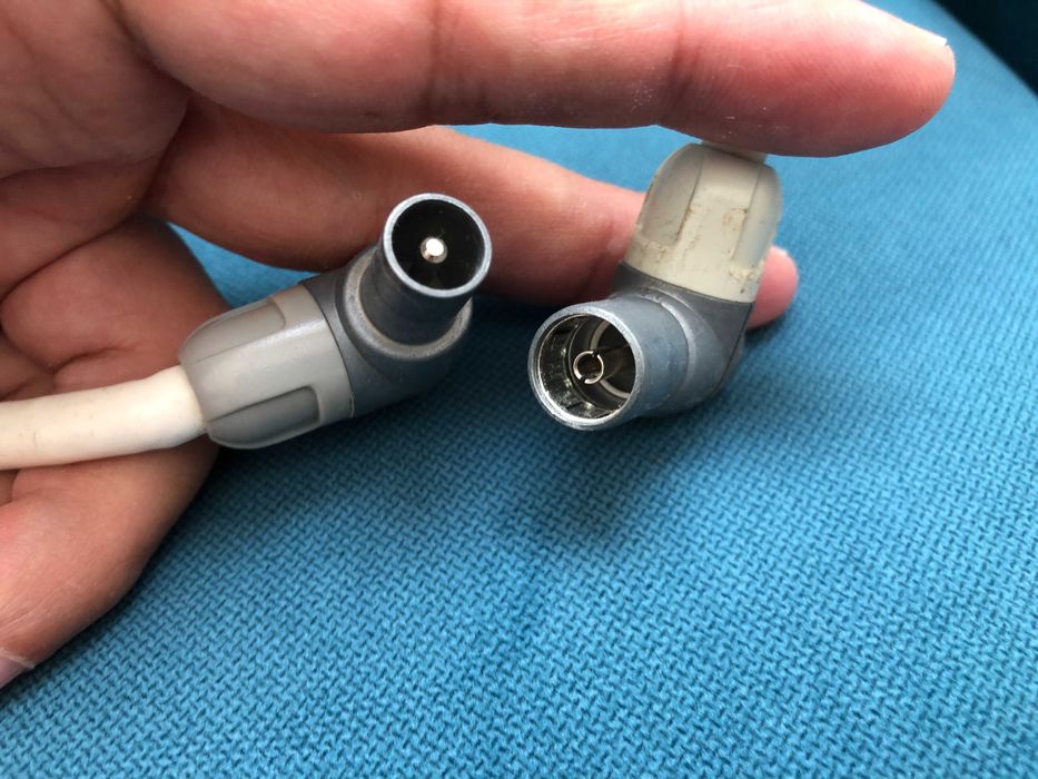 Cabo de antena e um cabo RCA