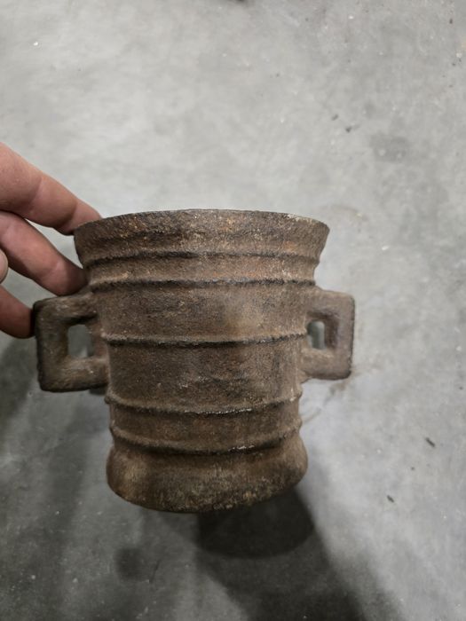 Stary metalowy moździerz