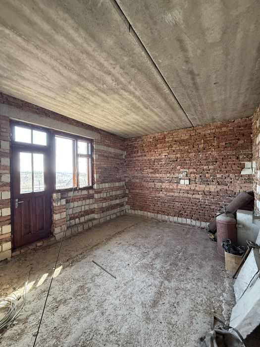 Продаж 335 м² будинку всього за 75 000$ біля Львова.