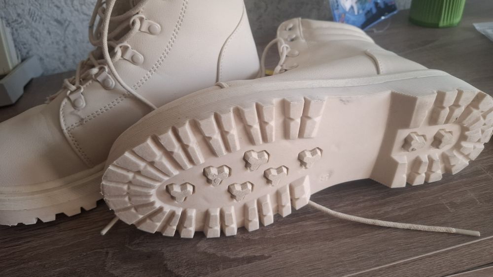 Nowe buty kremowe zimowe rozm 41