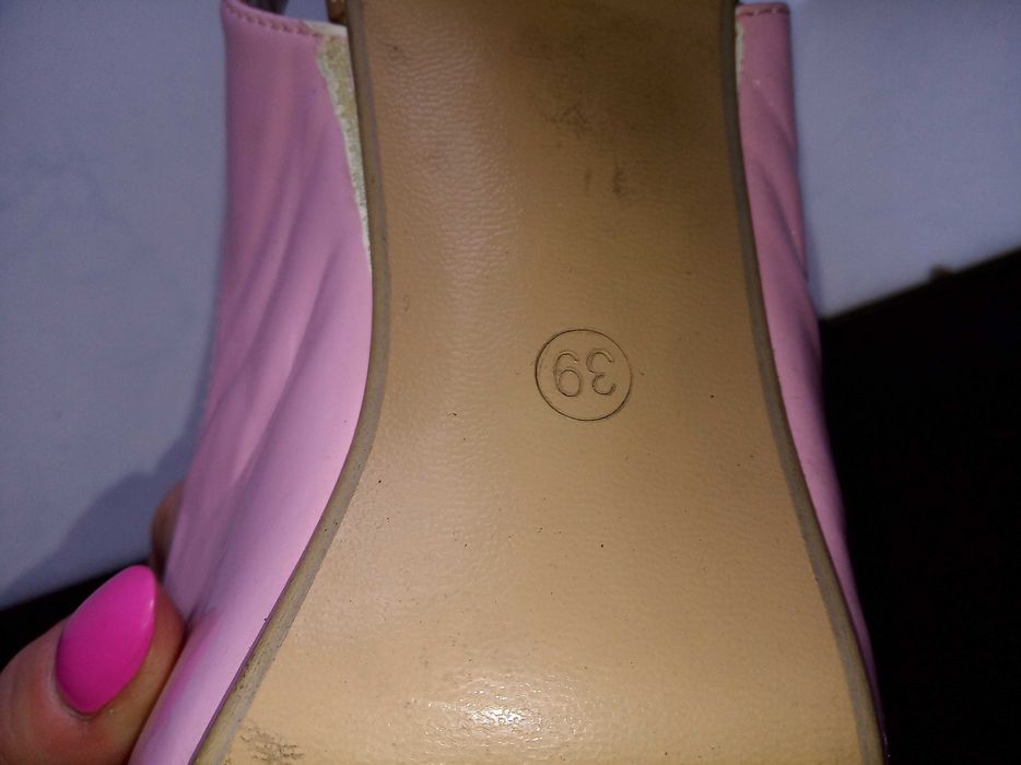 różowe czółenka na obcasie