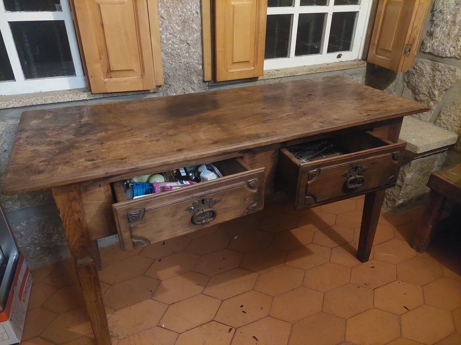 Mesa madeira maciça com 2 gavetas
