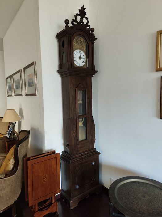 Relógio de pé antigo (relógio de caixa alta)