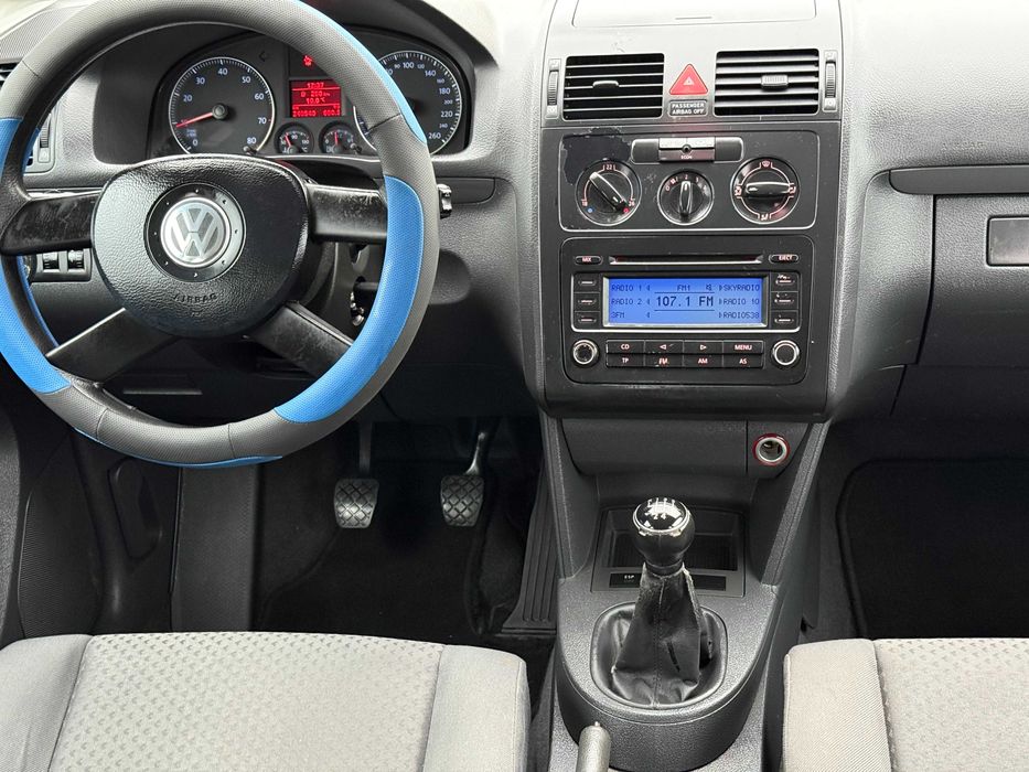 Продам VOLKSWAGEN Touran 2004р 1.6бенз 7-мест