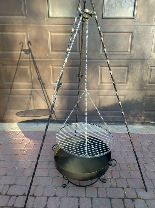 Grill ogrodowy trójnóg