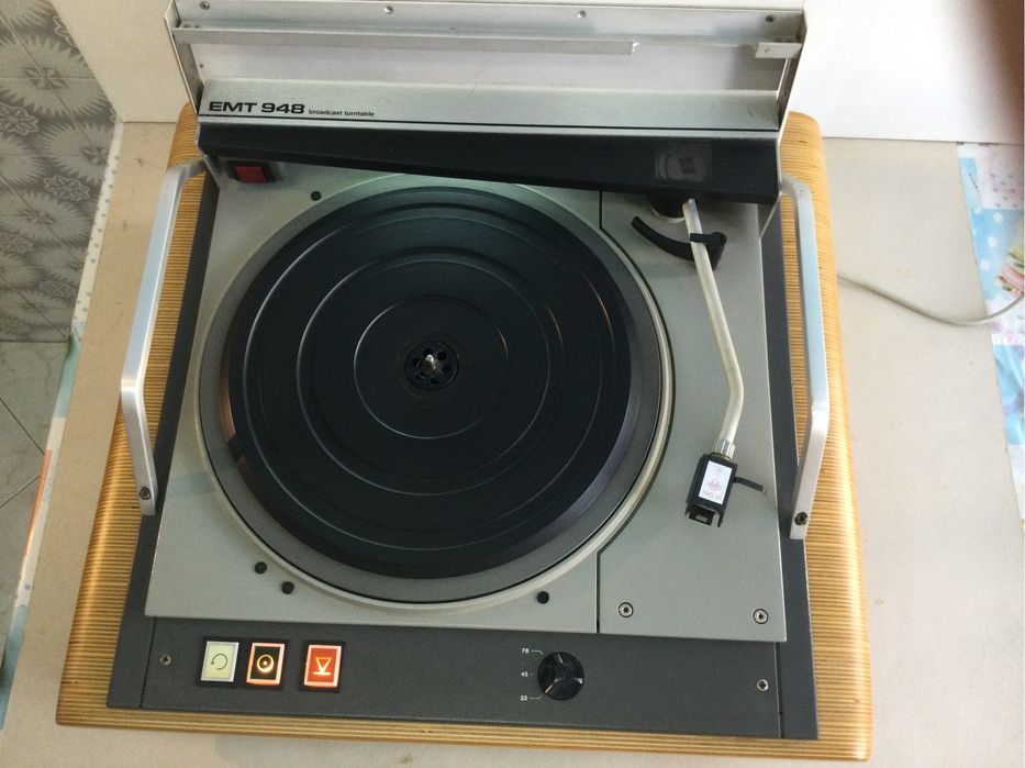 Gira discos EMT 948.