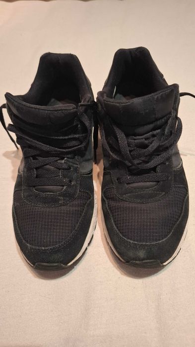 Buty sportowe do turystyki marki Nike
