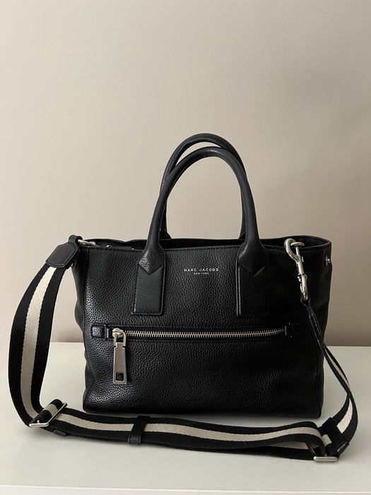 Mala Marca Jacobs em pele preta
