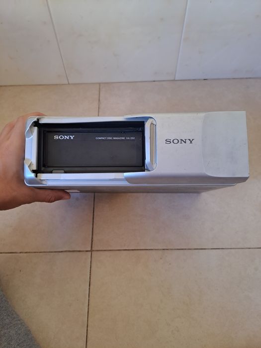 Caixa de CDs Sony com telecomando para viatura