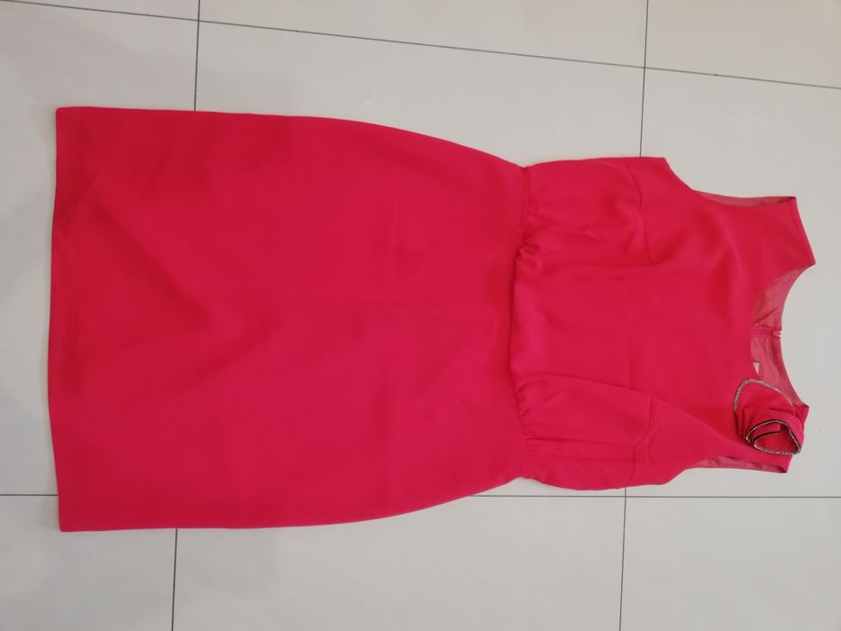 Malinowa sukienka z kwiatem DAGON