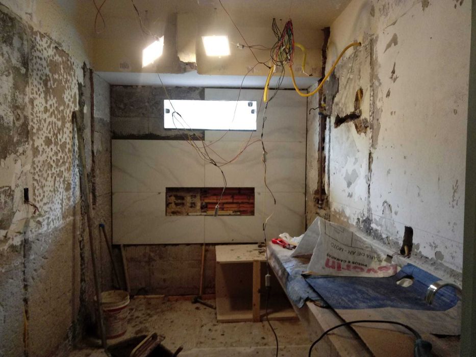 Pedreiro especializado em reformas, azulejos e reboco .