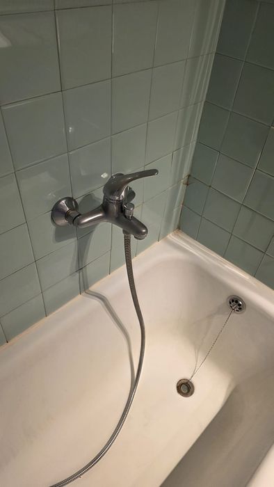 Banheira branca encastrada
