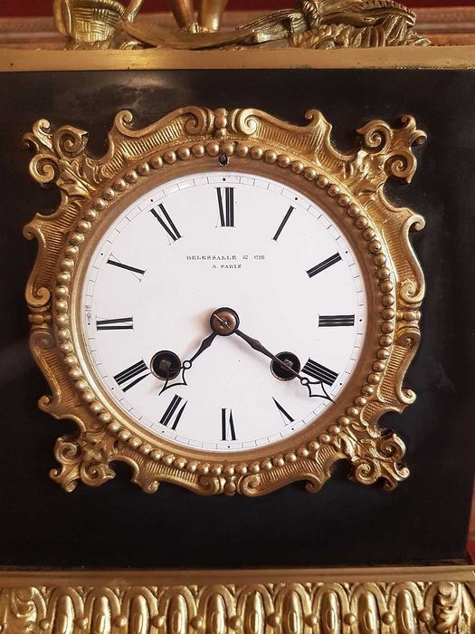 Francuski, stojący zegar kominkowy Empire - brąz.