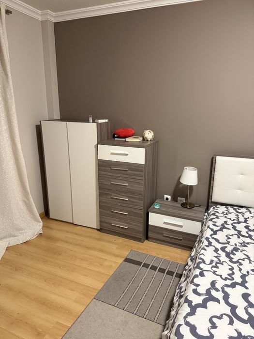 Cama + 2 mesas de cabeceira + uma comoda com espelho + sapateira + tapete + camiseiro