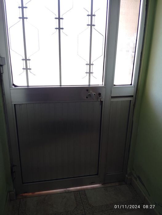 Porta de alumínio usada