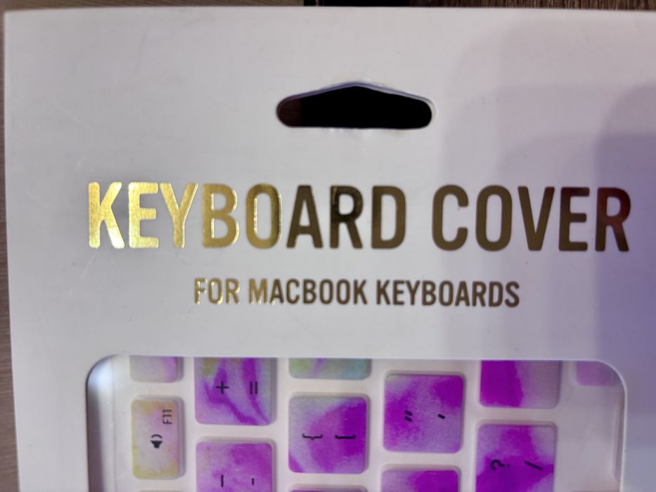 Яскрава накладка на клавіатуру macbook від urban outfitters