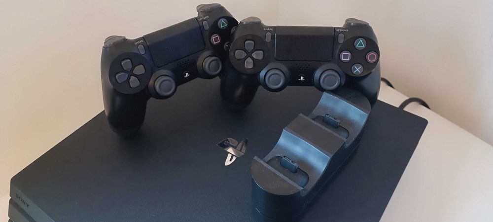 PlayStation 4 Pro 1tb + Acessórios e manutenção feita