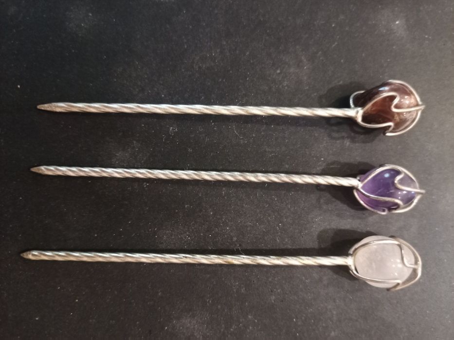 conjunto 3 alfinetes antigos em prata com pedra semi preciosa