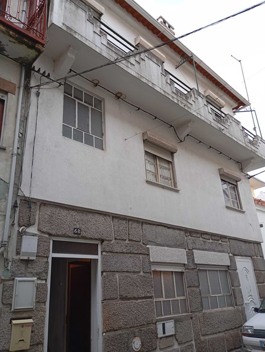Linda casa de aldeia, com 3 andares - Pronta a entrar.