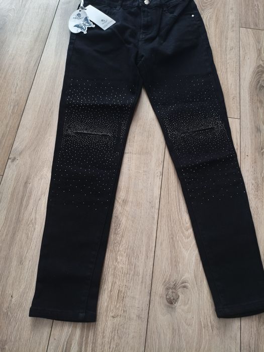 Nowe czarne dżinsy.