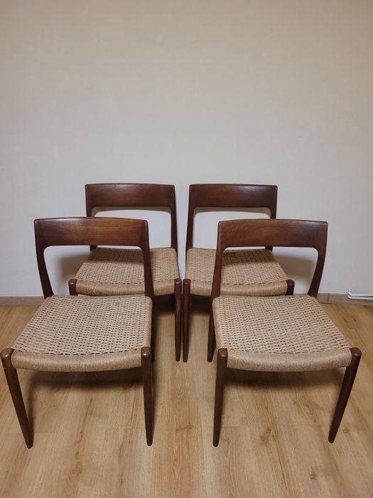 Komplet czterech krzeseł tekowych Niels O. Møller. Dania lata 60