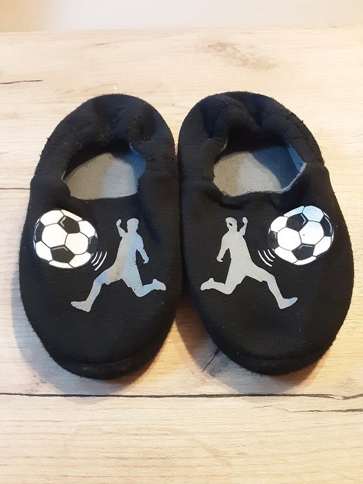Kapcie chłopięce 34/35 piłka