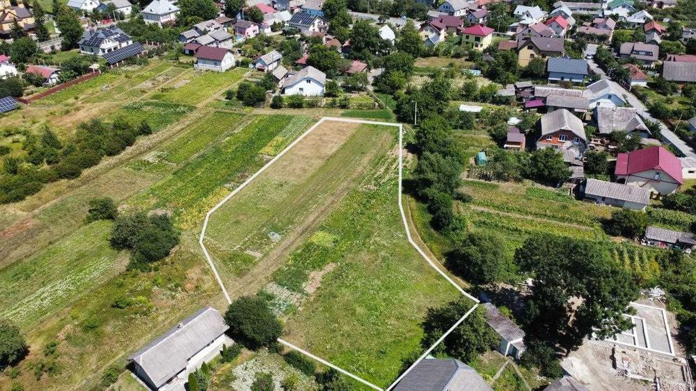 Продаж земельної ділянки Микитинці, центр села, 18 соток, під будівництво, комунікації, 2 заїзди, асфальт