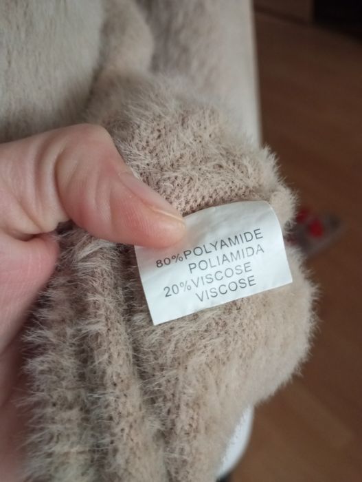 Beżowy ciepły sweterek