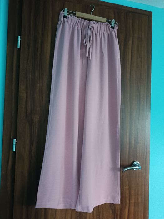 Różowe spodnie z szerokimi nogawkami wide leg prosta nogawka S I M