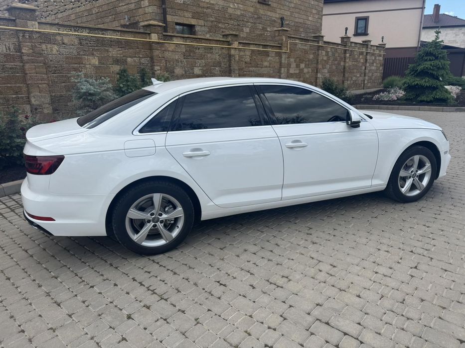 Audi a4 автомат в белом цвете 2019 г 2.0 бензин ауди а4