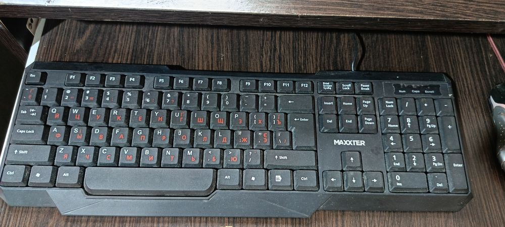 Компьютер + монитор + мышь + колонки + веб-камера + 2 джойстика+стол