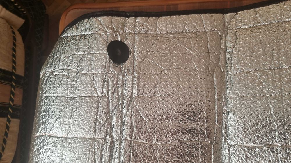 Автомобильная солнцеотражающая шторка