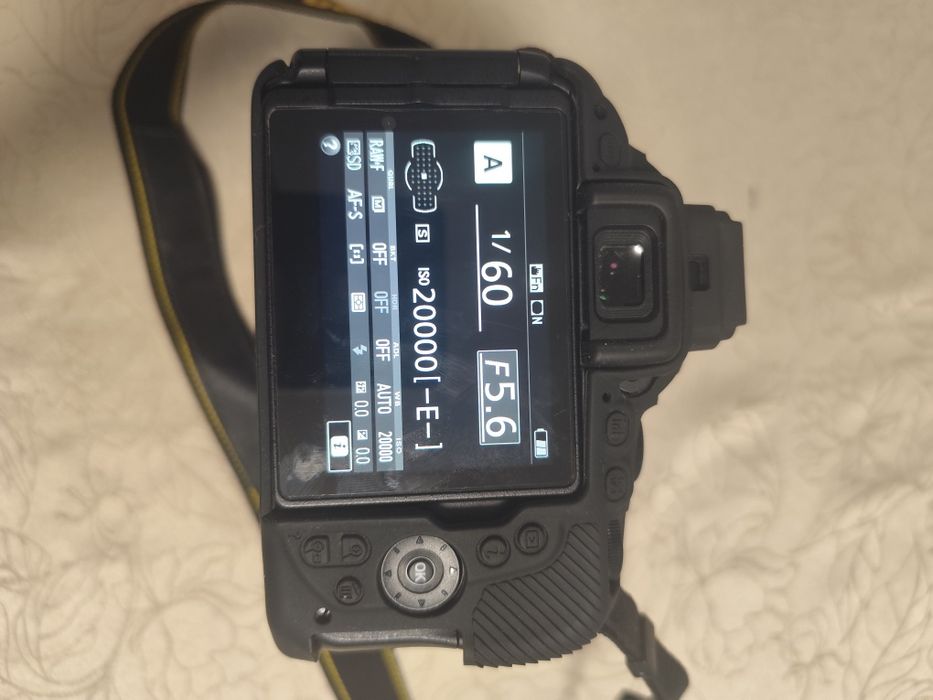 Nikon D5500 + Objetiva 18-55mm VR + Bolsa Storm-Proof + Capa protetora