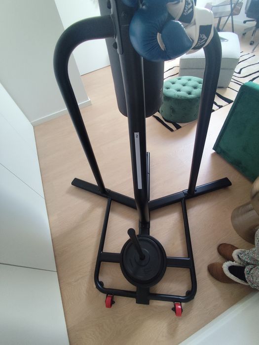 Saco de Boxe Pés/Punhos 32 kg OUTSHOCK e  o Suporte para o Saco OUTSHOCK