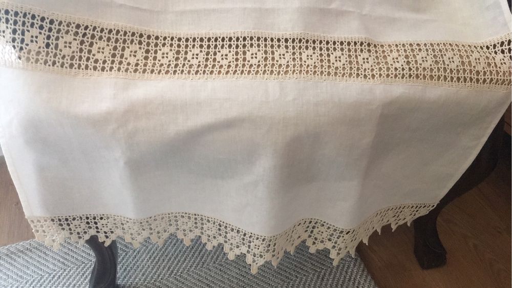 Duas lindas cortinas novas feitas em linho e croche