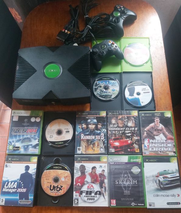 Xbox clássica com 2 comandos e 13 jogos.