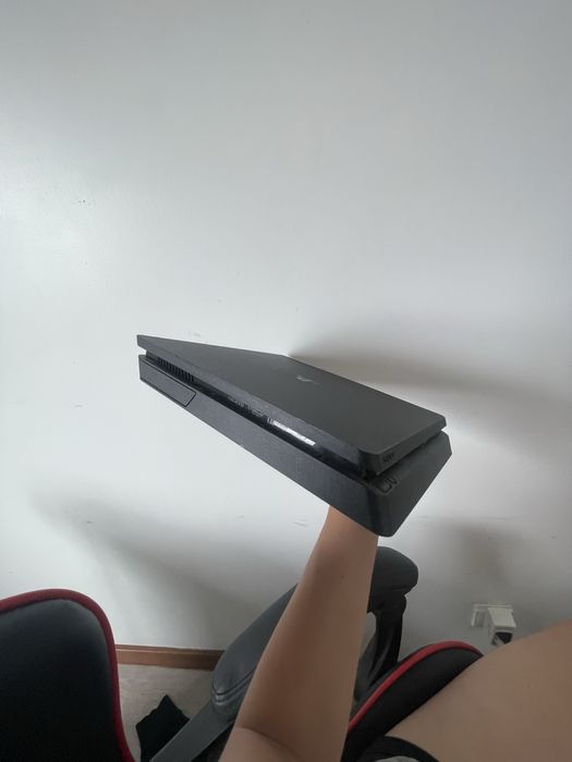 Vendo ps4 slim com fc26,mortal combat 11 e mais extras