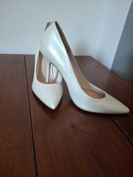 Szpilki perłowe Guess 37