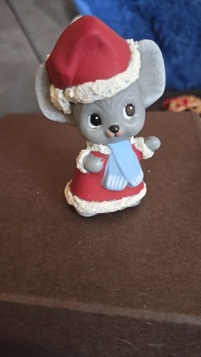 Myszka w stroju Mikołaja.