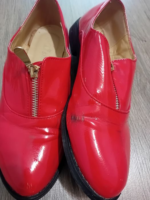 Жіночі лакові туфлі в хорошому стані.