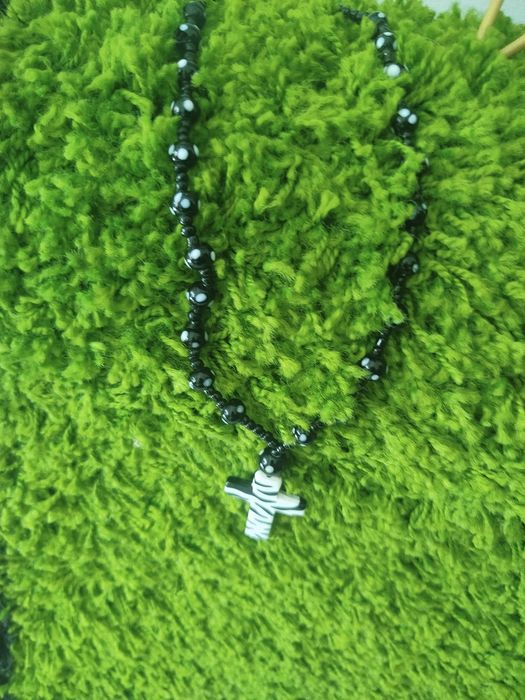 Terço / Rosário de Pescoço Artesanal – Preto e Branco com Padrão Zebra