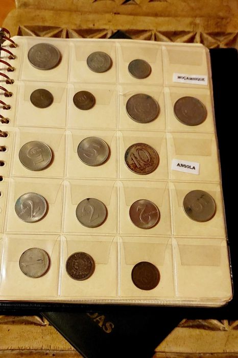 Coleção de moedas antigas estrangeiras e portuguesas