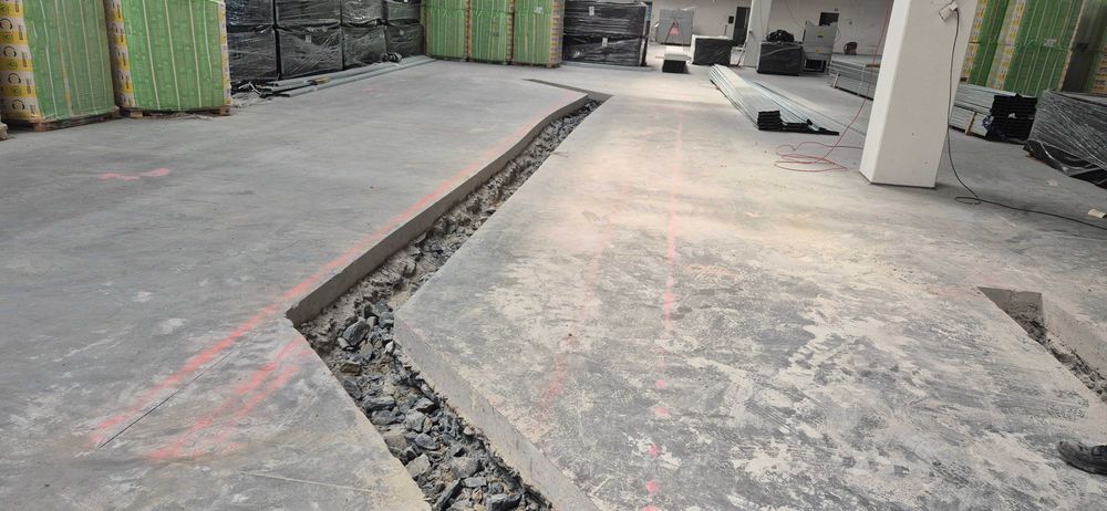 minikoparka z młotem, minikoparka z wiertnicą. RentSerwis wynajem