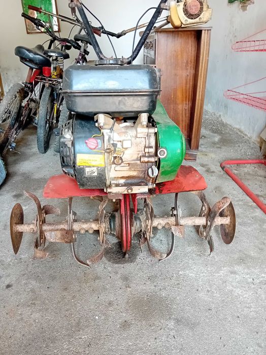 Moto cultivador em bom estado