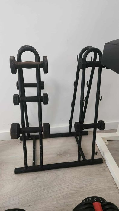 Ginásio, várias máquinas de musculação