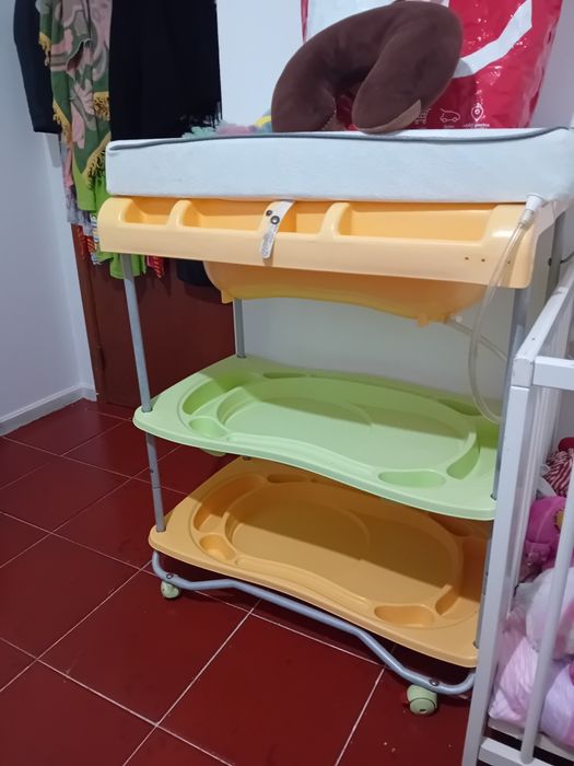 Muda faldas e banheira bebé