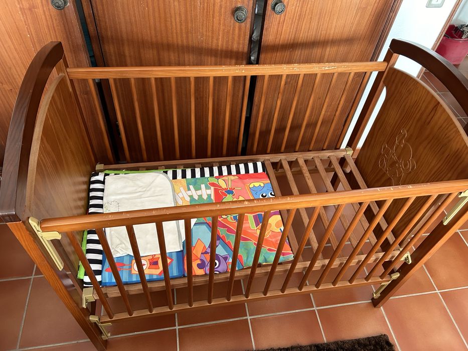 Cama madeira em maciça para bebe em bom estado